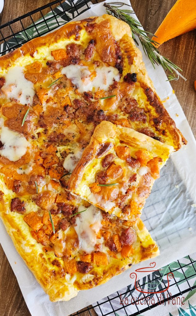 herzhafter Kuchen mit Kürbis, Wurst und Scamorza