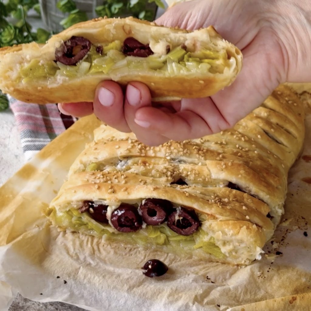 herzhafter Kuchen mit Lauch und Oliven