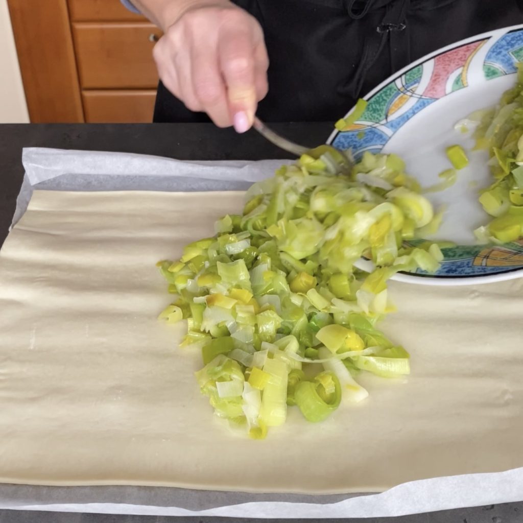 herzhafter Kuchen mit Lauch und Oliven