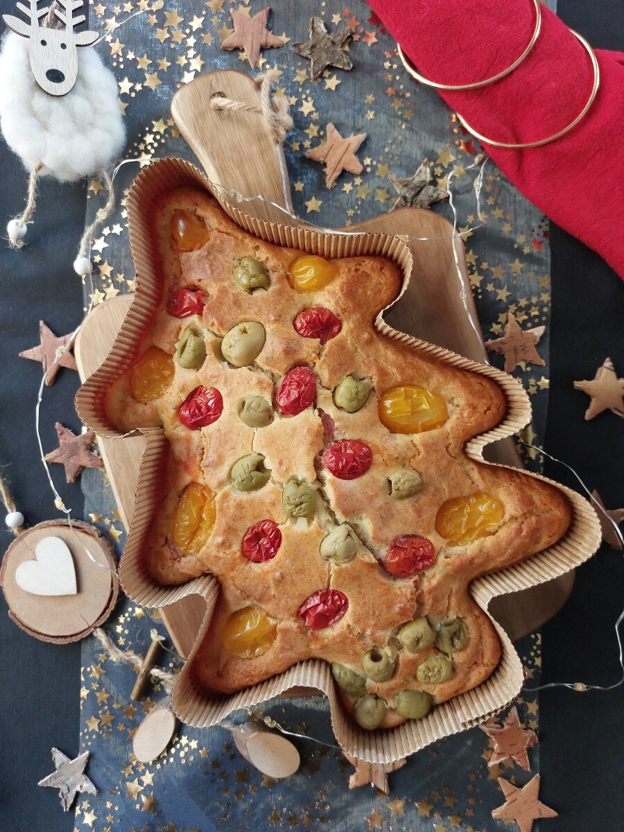 Herzhafter Weihnachtsbaumkuchen mit Speck, Kirschtomaten und Oliven