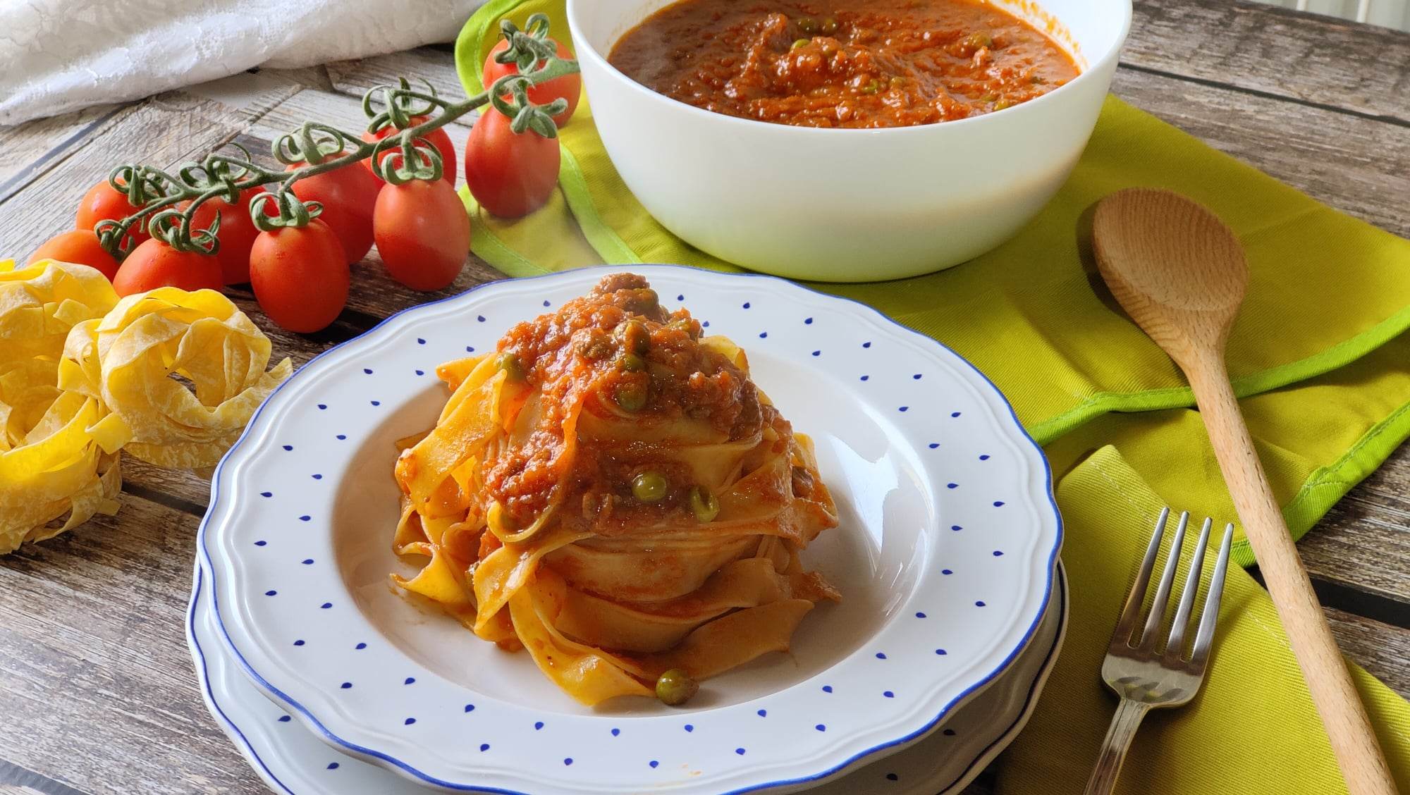 Tagliatelle mit Ragù und Erbsen