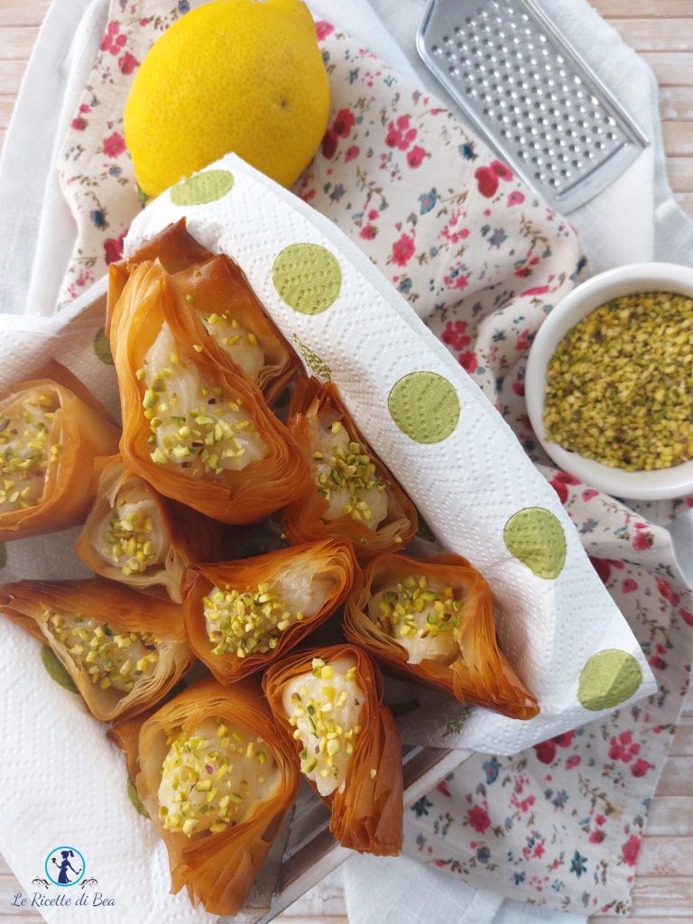 Hörnchen mit Pistazie und hausgemachter Vanillecreme