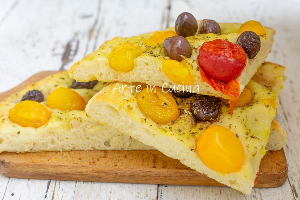 HOHE PIZZA mit Kirschtomaten und Oliven