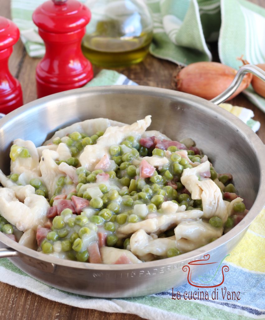 Hühnerstreifen mit Erbsen und Speck