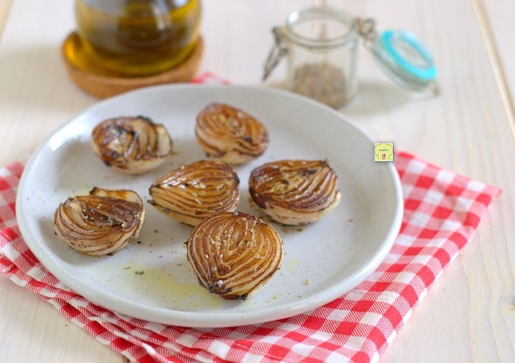 In der Heißluftfritteuse geröstete Zwiebeln