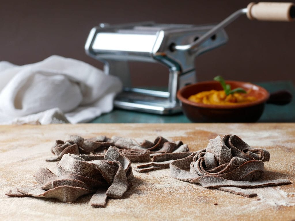 Frische Kakaotagliatelle, mit Kürbiscreme, Salbei und Ingwer