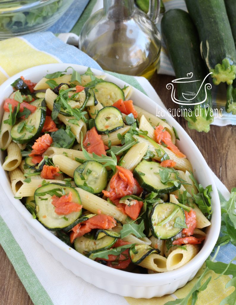 kalte Nudeln Zucchini Rucola und Lachs