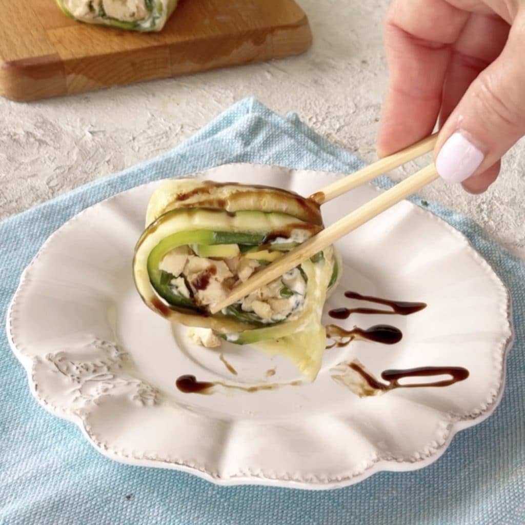 kalte gegrillte Zucchiniröllchen