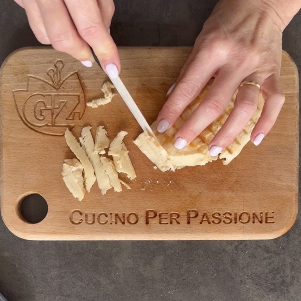 kalte gegrillte Zucchiniröllchen