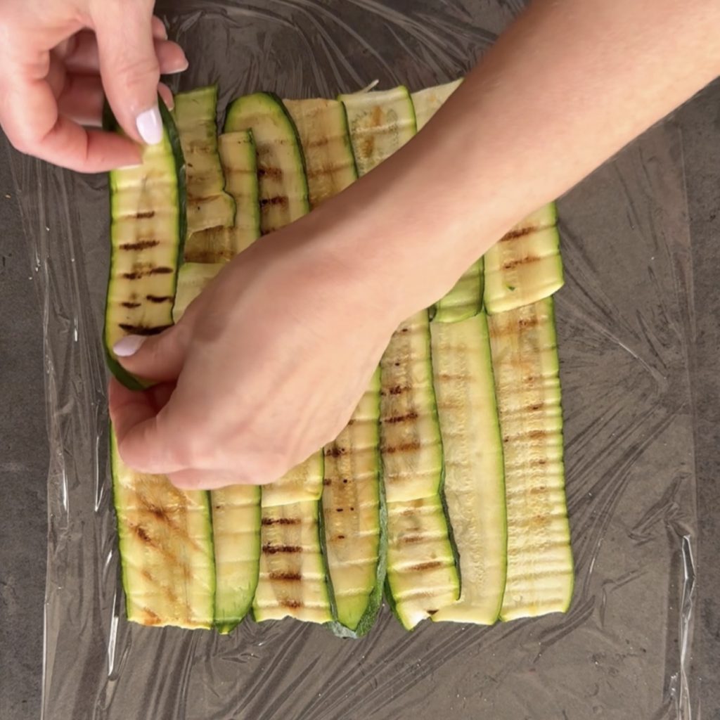 kalte gegrillte Zucchiniröllchen