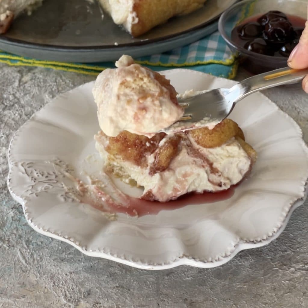 kalter Kuchen mit Sauerkirschen