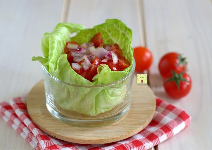 Kirschtomaten-Salat in Salatblättern