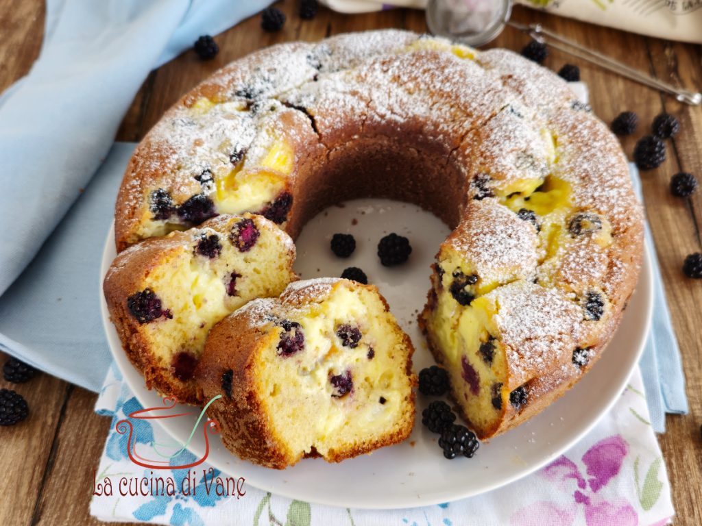 Kuchen mit Creme und Brombeeren