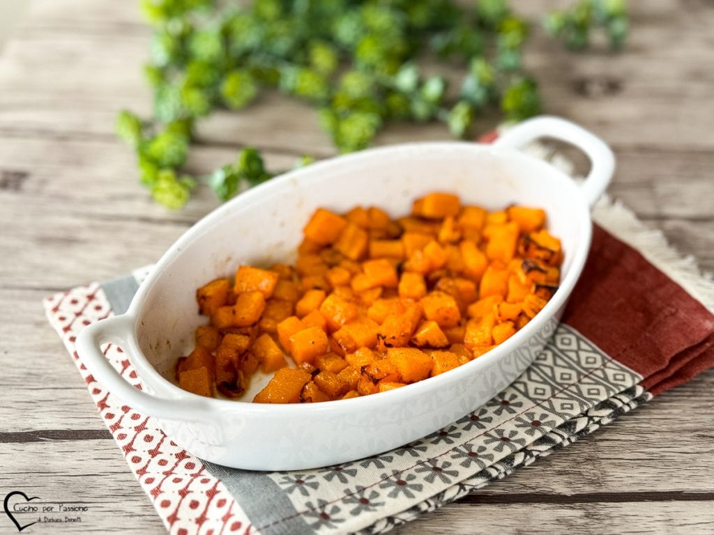 kürbis in würfeln in der heißluftfritteuse