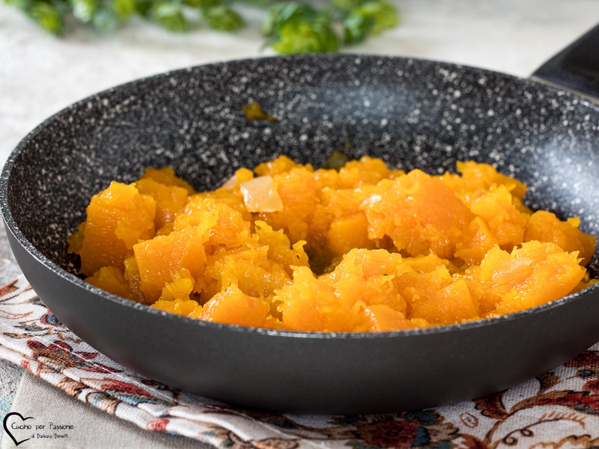 KÜRBIS MIT ZWIEBEL IN DER PFANNE