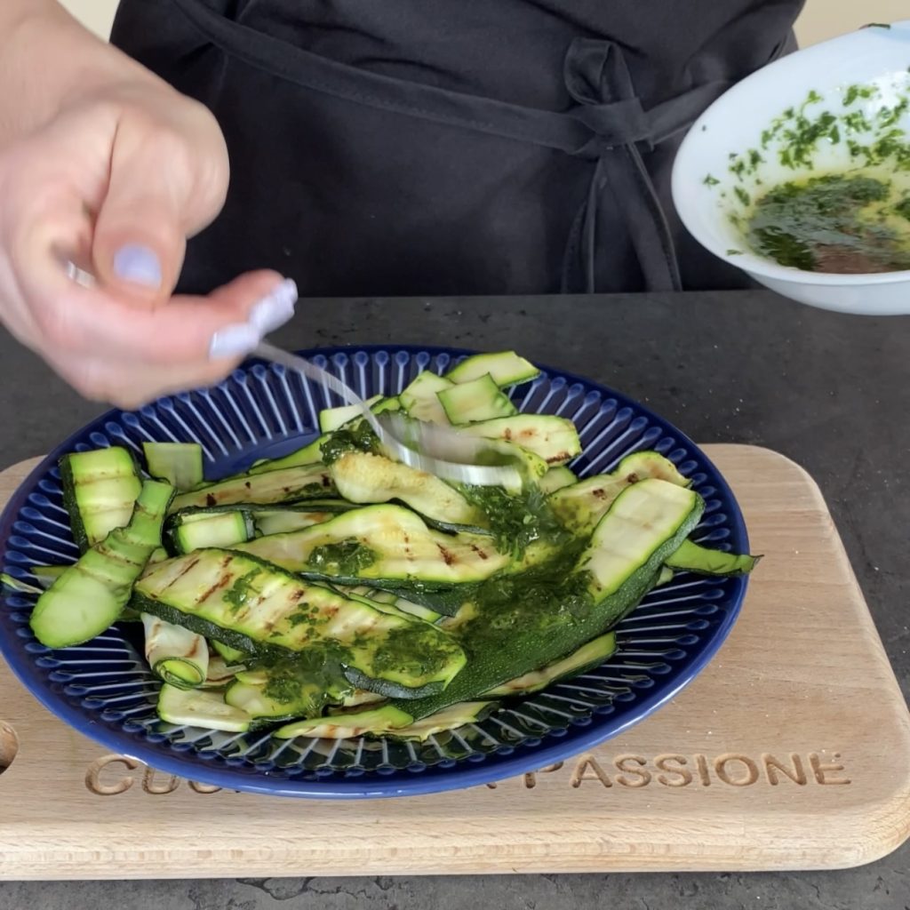 marinierte gegrillte Zucchini
