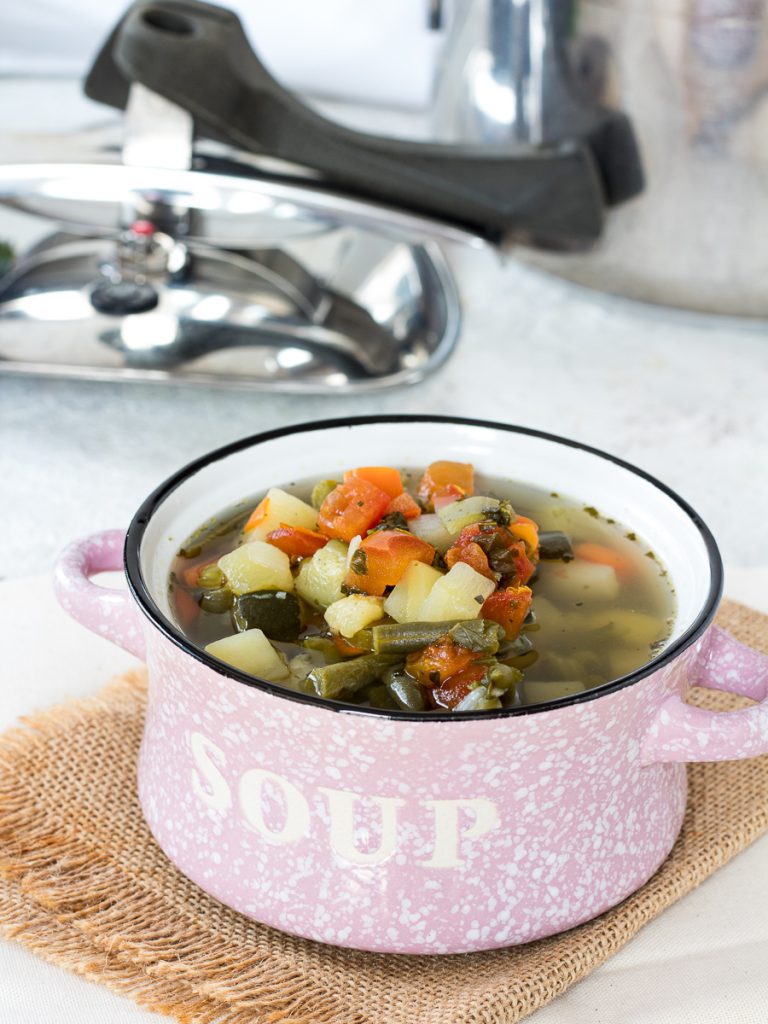 minestrone in pentola a pressione