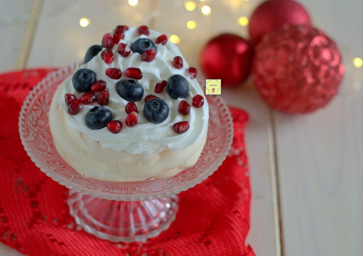 Mini Pavlova mit Heidelbeeren und Granatapfel