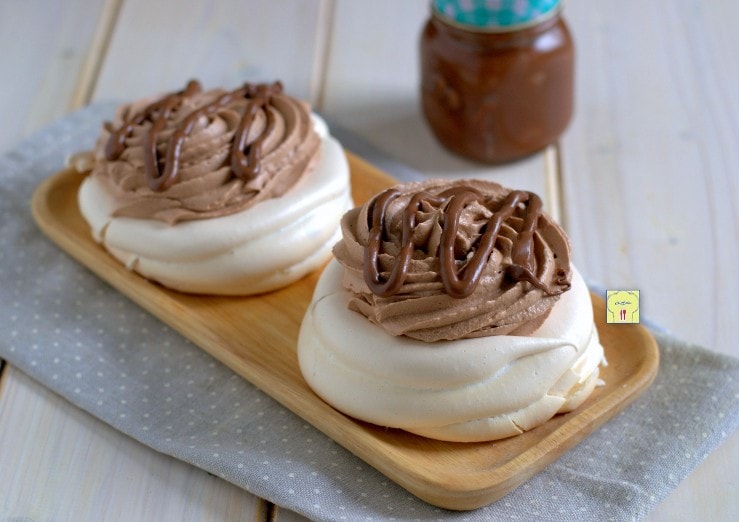 Mini-Pavlovas mit Nutella