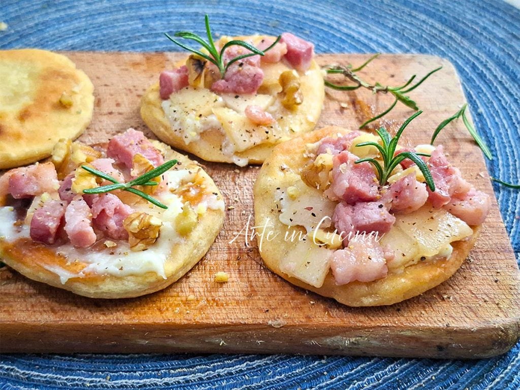 MINIPIZZEN mit GORGONZOLA und BIRNE