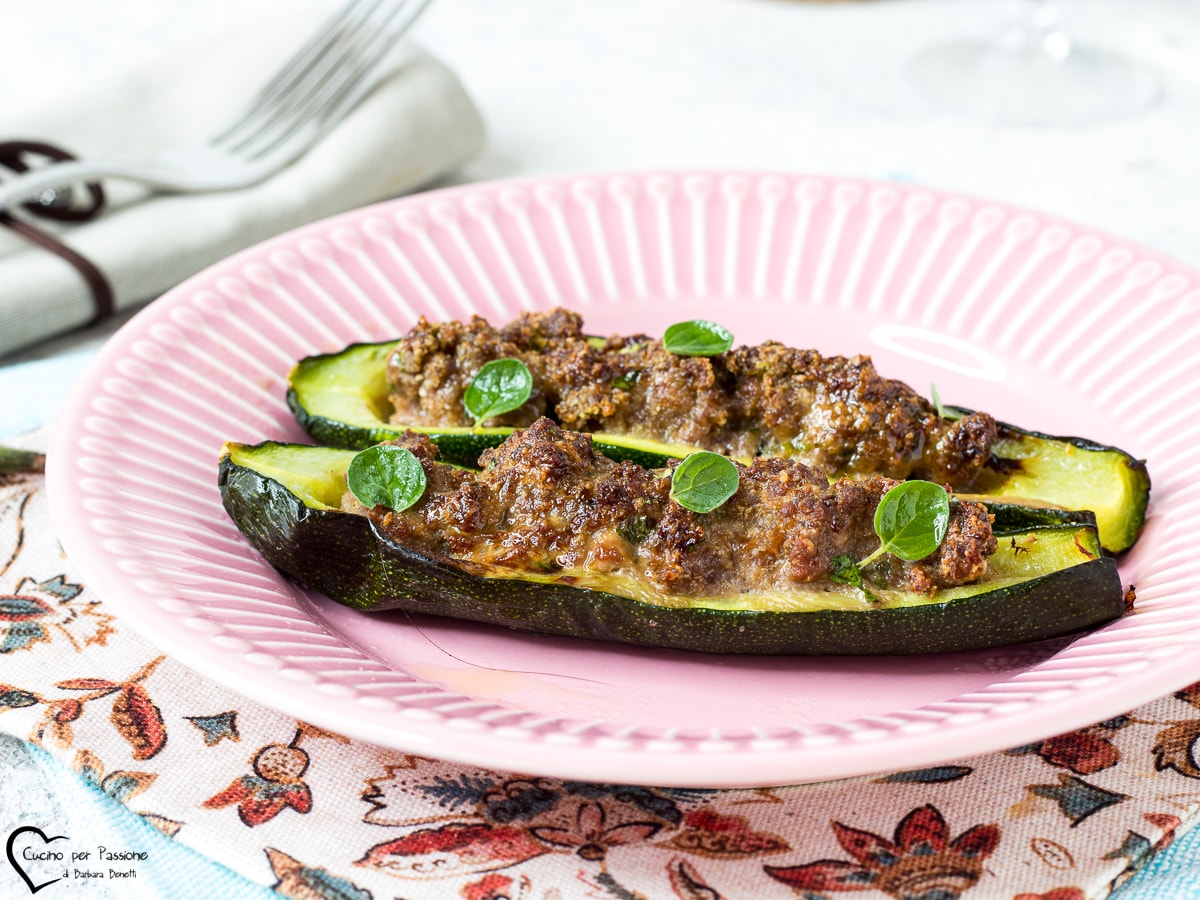 MIT FLEISCH GEFÜLLTE ZUCCHINI AUS DEM OFEN