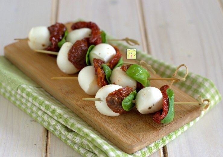 Mozzarella- und getrocknete Tomaten-Spieße