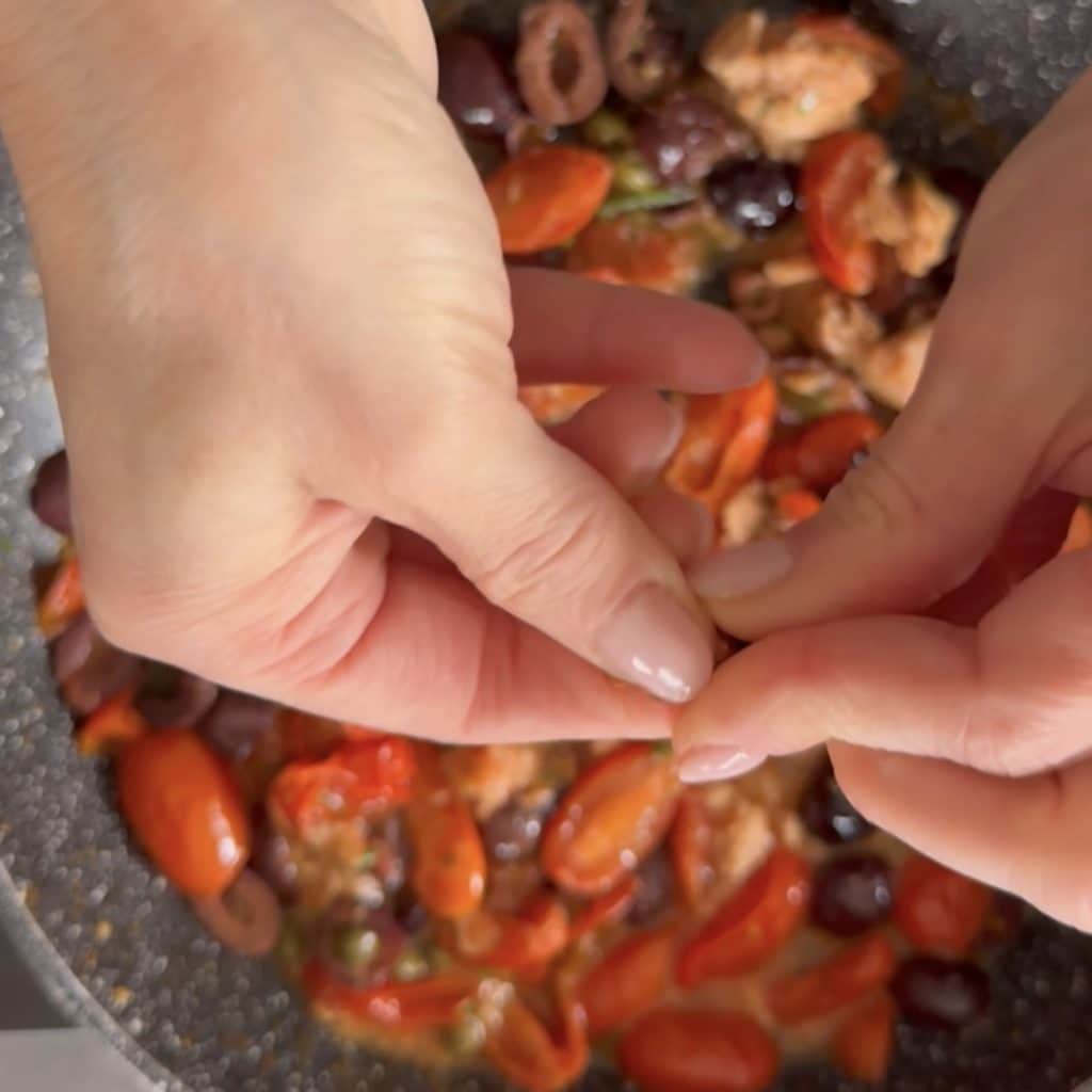 nudeln mit thunfisch, oliven und kapern