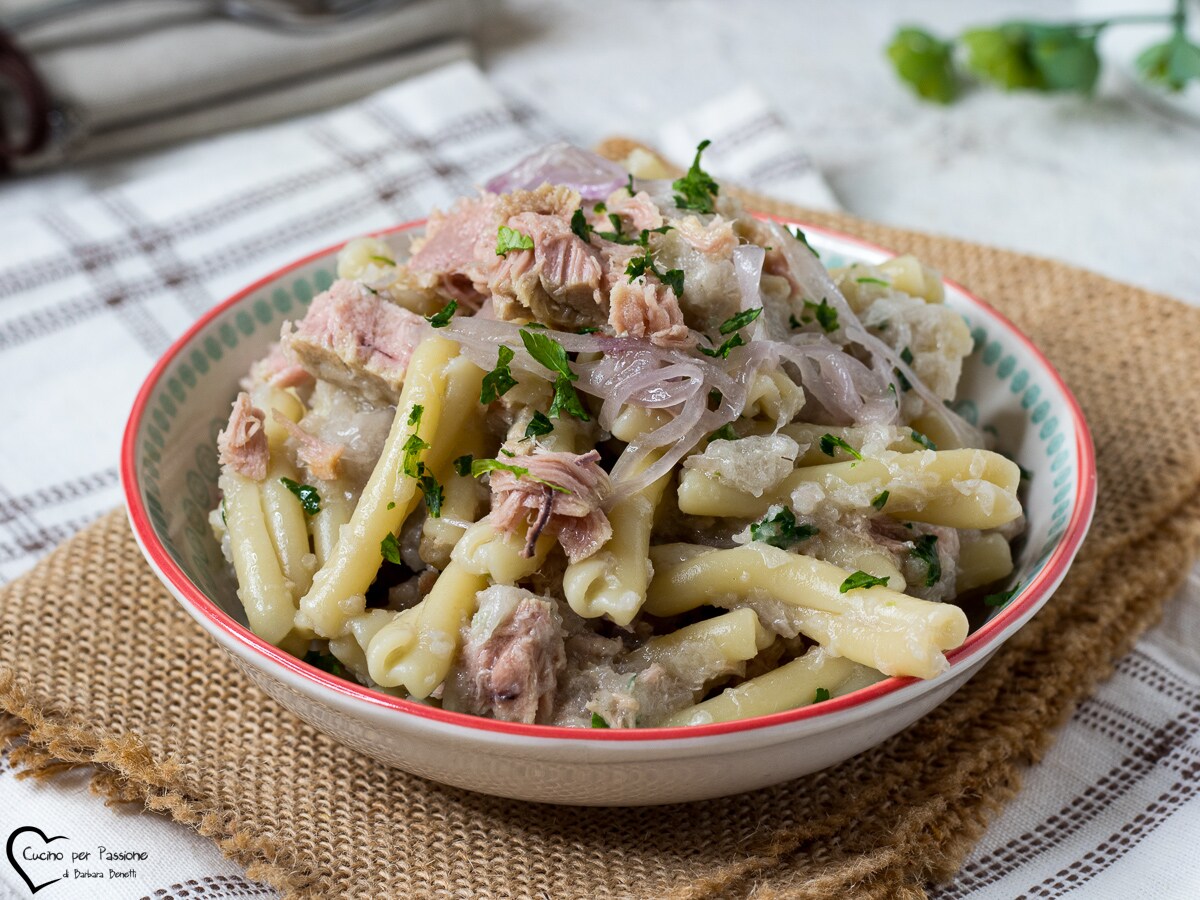 NUDELN MIT THUNFISCH UND ZWIEBEL