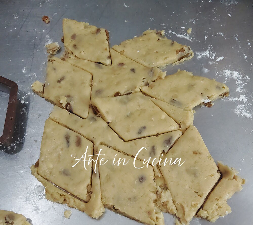PABASSINAS Sardische Weihnachtsplätzchen mit Mandeln und Rosinen