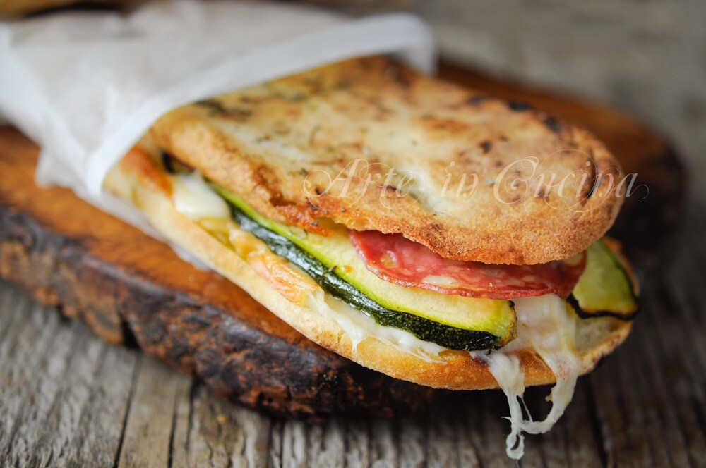 PANPIZZA mit ZUCCHINI Provola und Salami