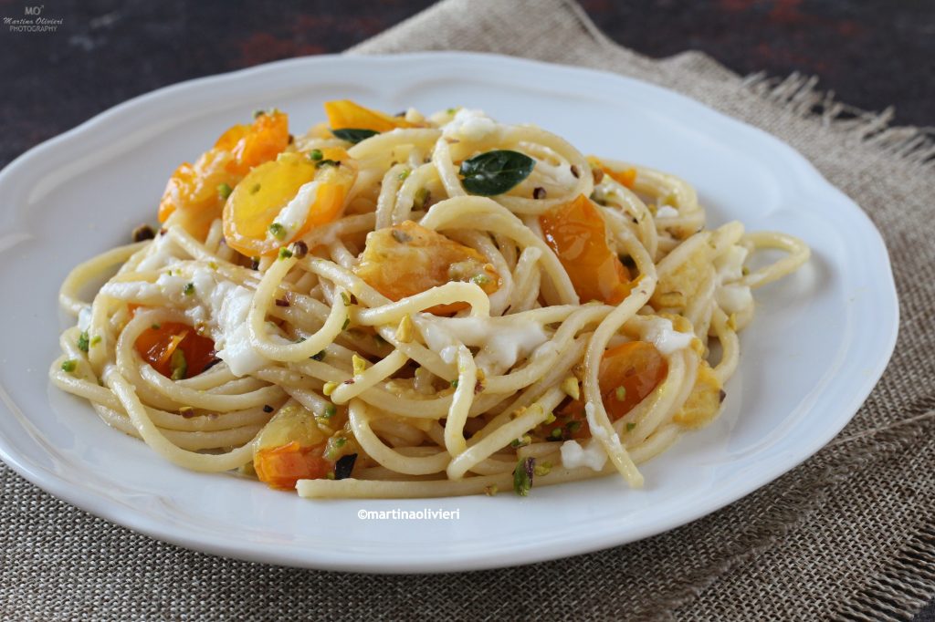 Pasta mit gelben Tomaten, Pecorino und Pistazien