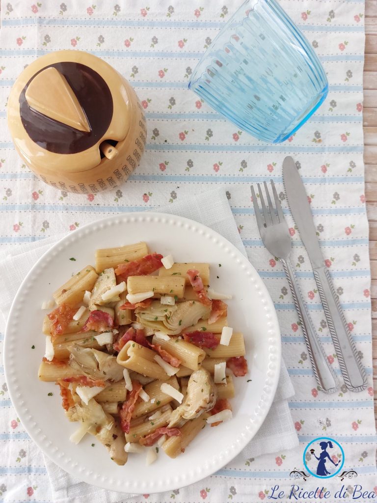 Hauptgericht mit Artischocke und Speck