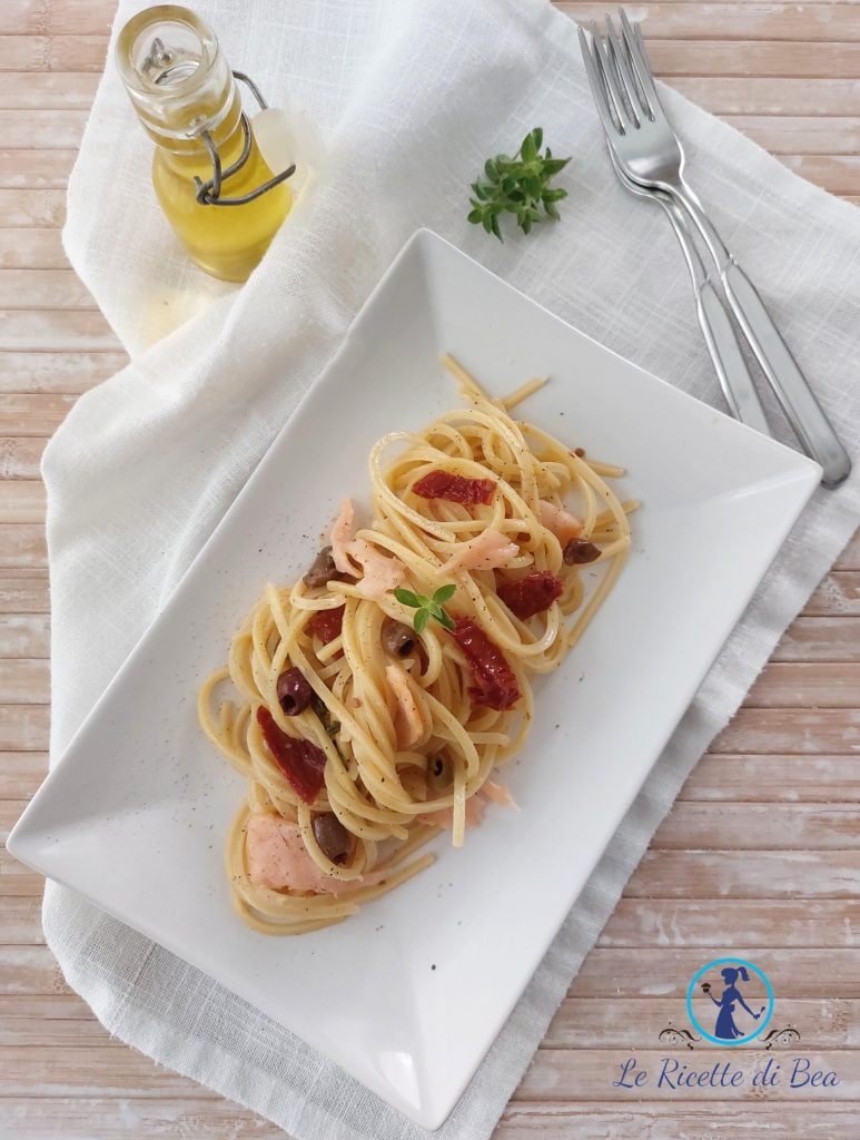 pasta mit lachs und oliven