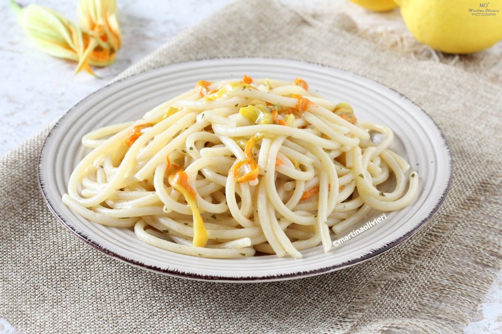 Pasta mit Sardellen, Zucchiniblüten und Zitrone