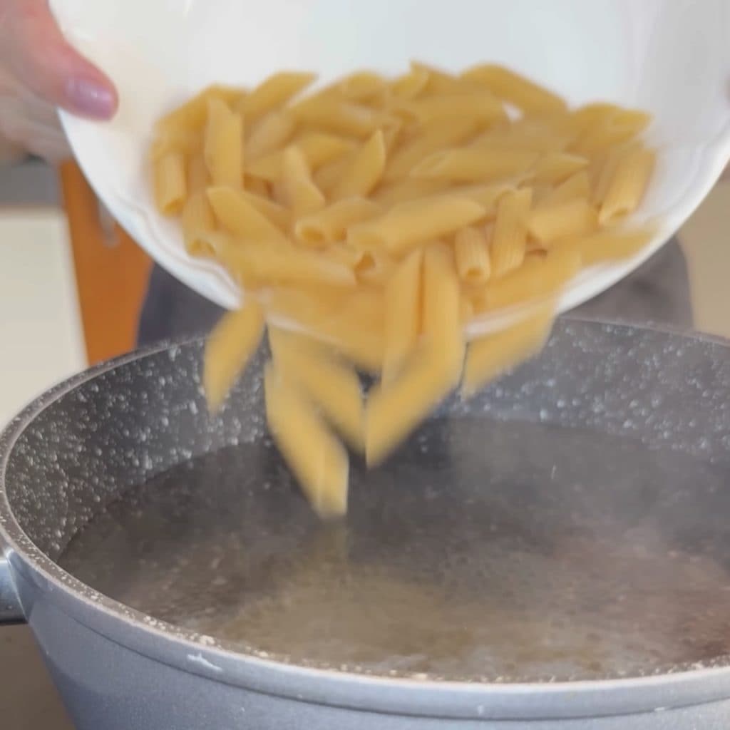 pasta mit thunfisch und getrockneten tomaten