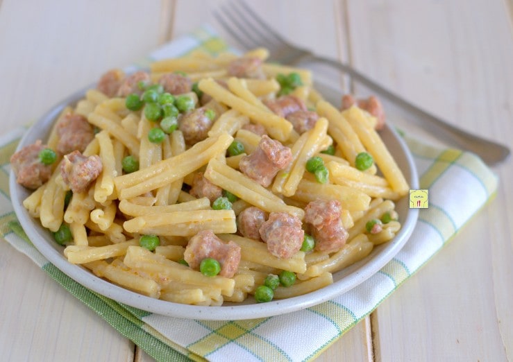 Pasta mit Wurst und Erbsen