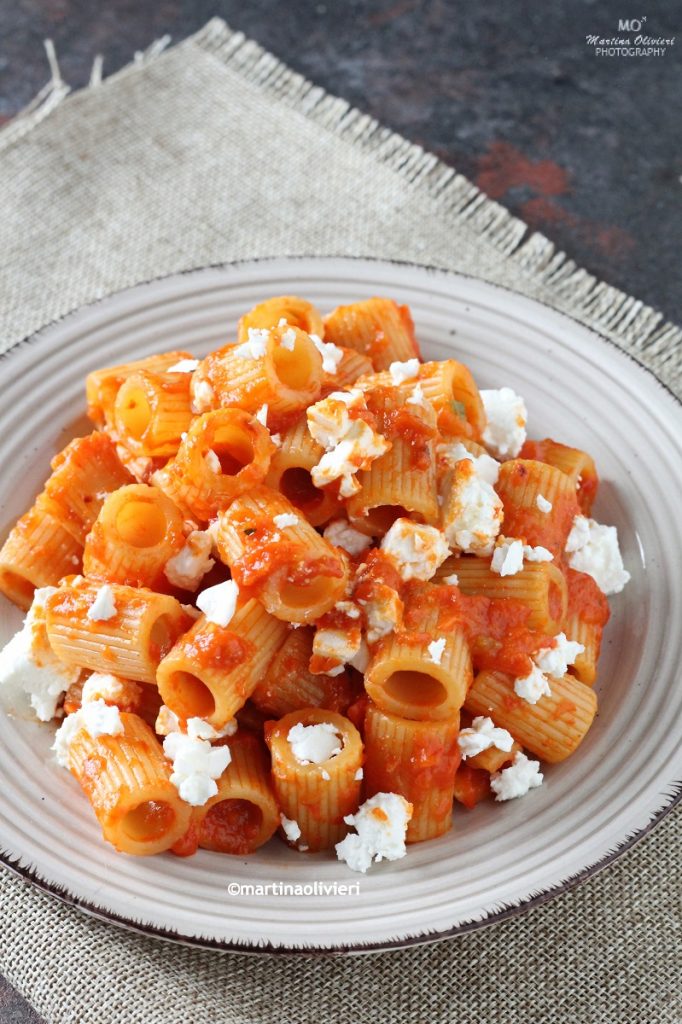 Pasta mit gerösteter Paprikacreme und Feta