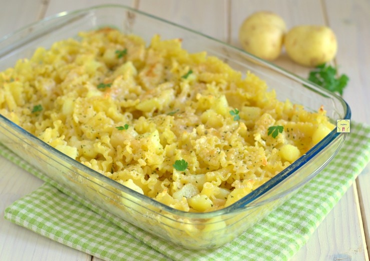 Pasta und Kartoffeln mit Provola im Ofen