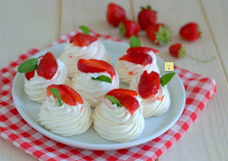 Pavlova mit Sahne und Erdbeeren