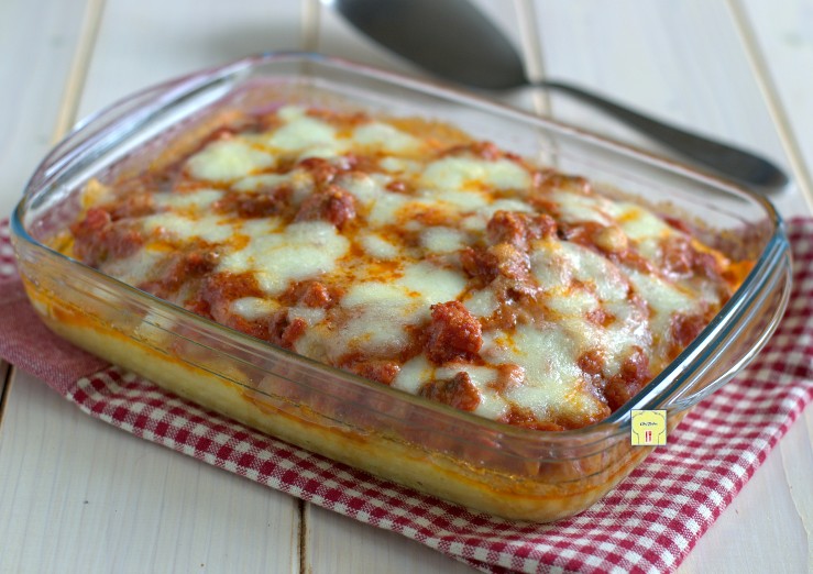 Polenta mit Wurst und Pilzen im Ofen