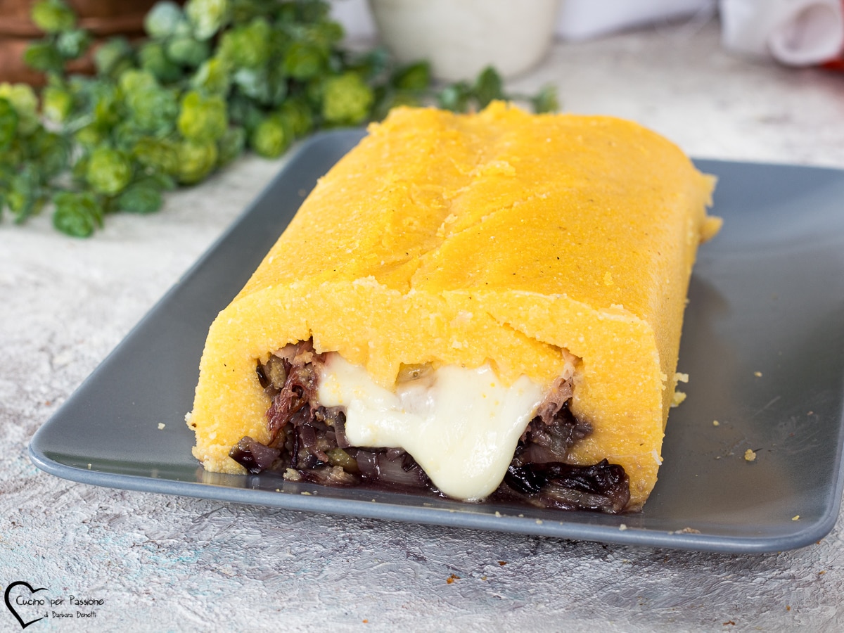 POLENTA-ROLLE mit Radicchio, Speck und Käse