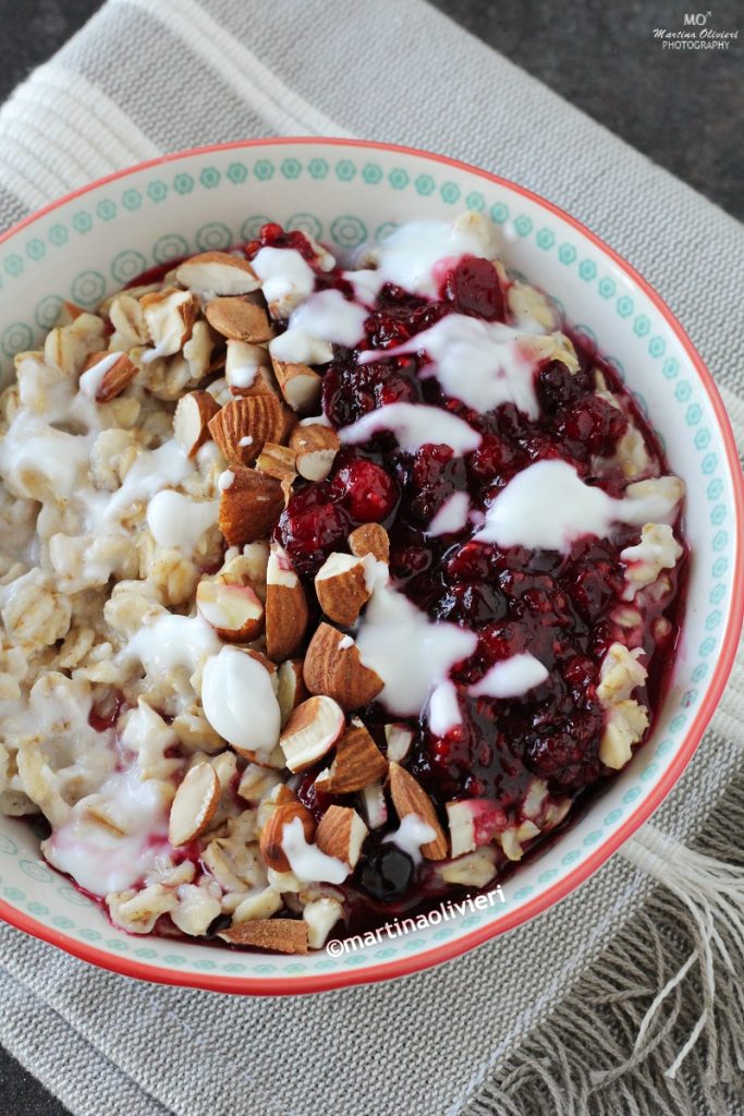 Porridge mit Waldbeeren und Mandeln