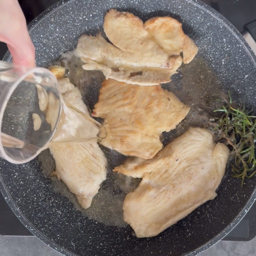 Putenschnitzel in Weißwein