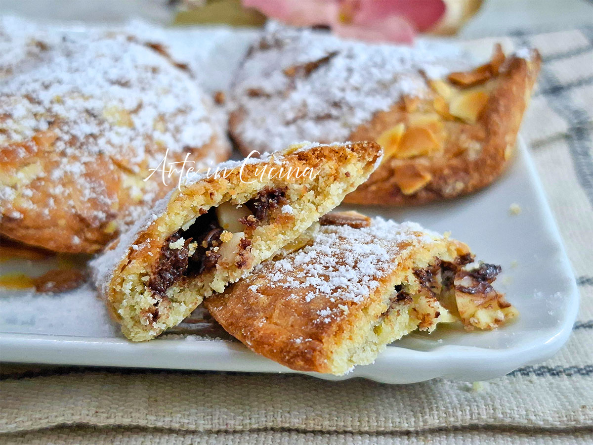 MANDELN UND SCHOKOLADE MÜRBTEIGTASCHEN