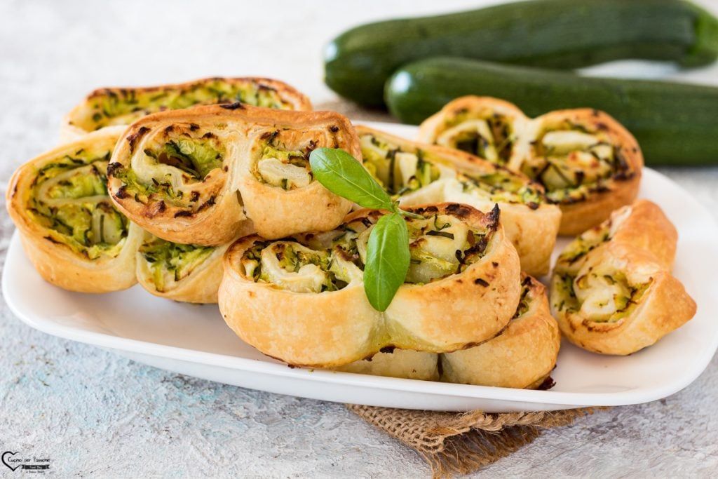 salzige Blätterteigfächer mit Zucchini