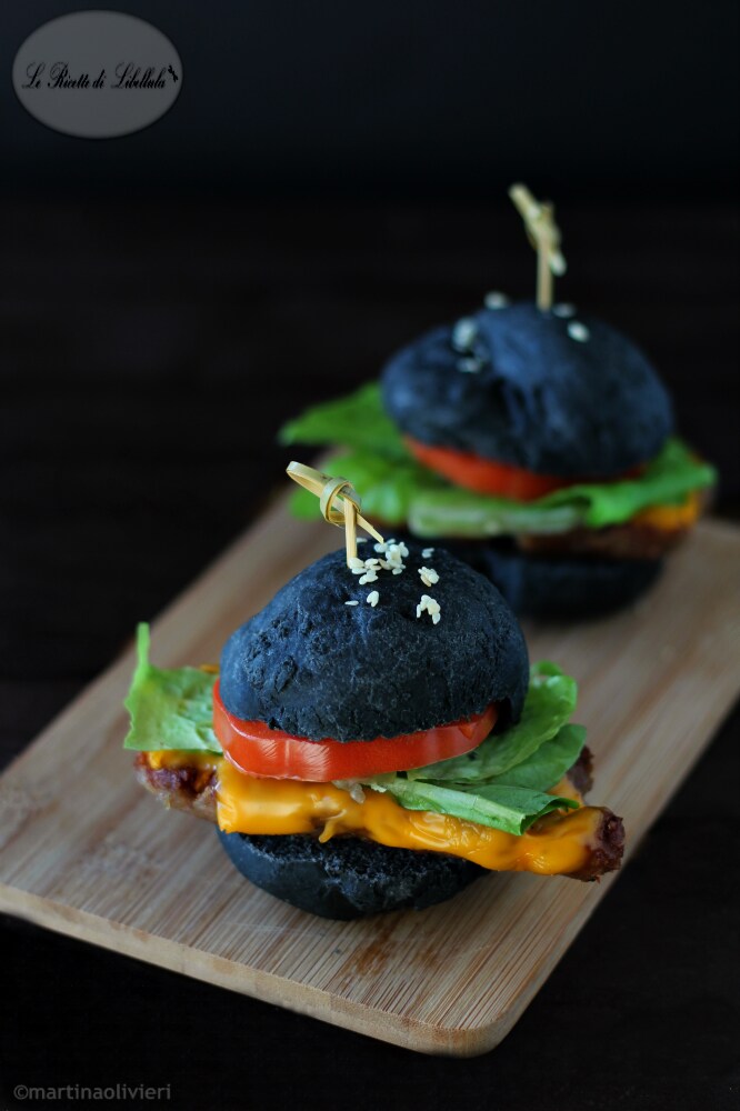 Schwarzes Brötchen mit Wurst