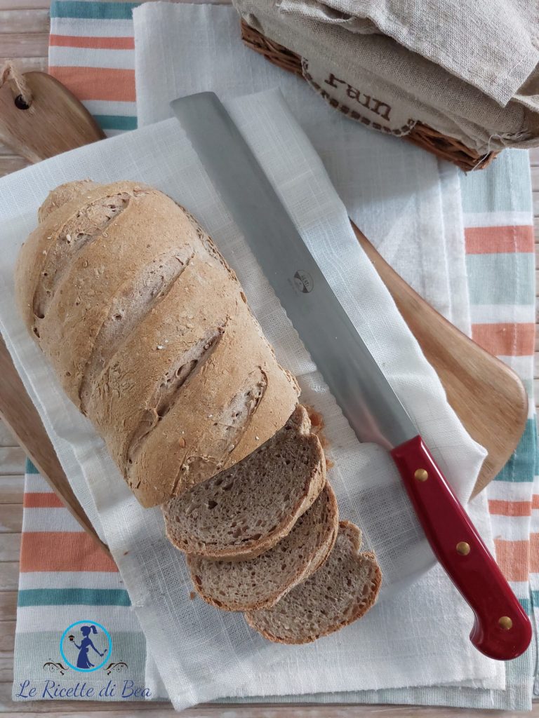 selbstgemachtes Brot mit Getreide und Samen