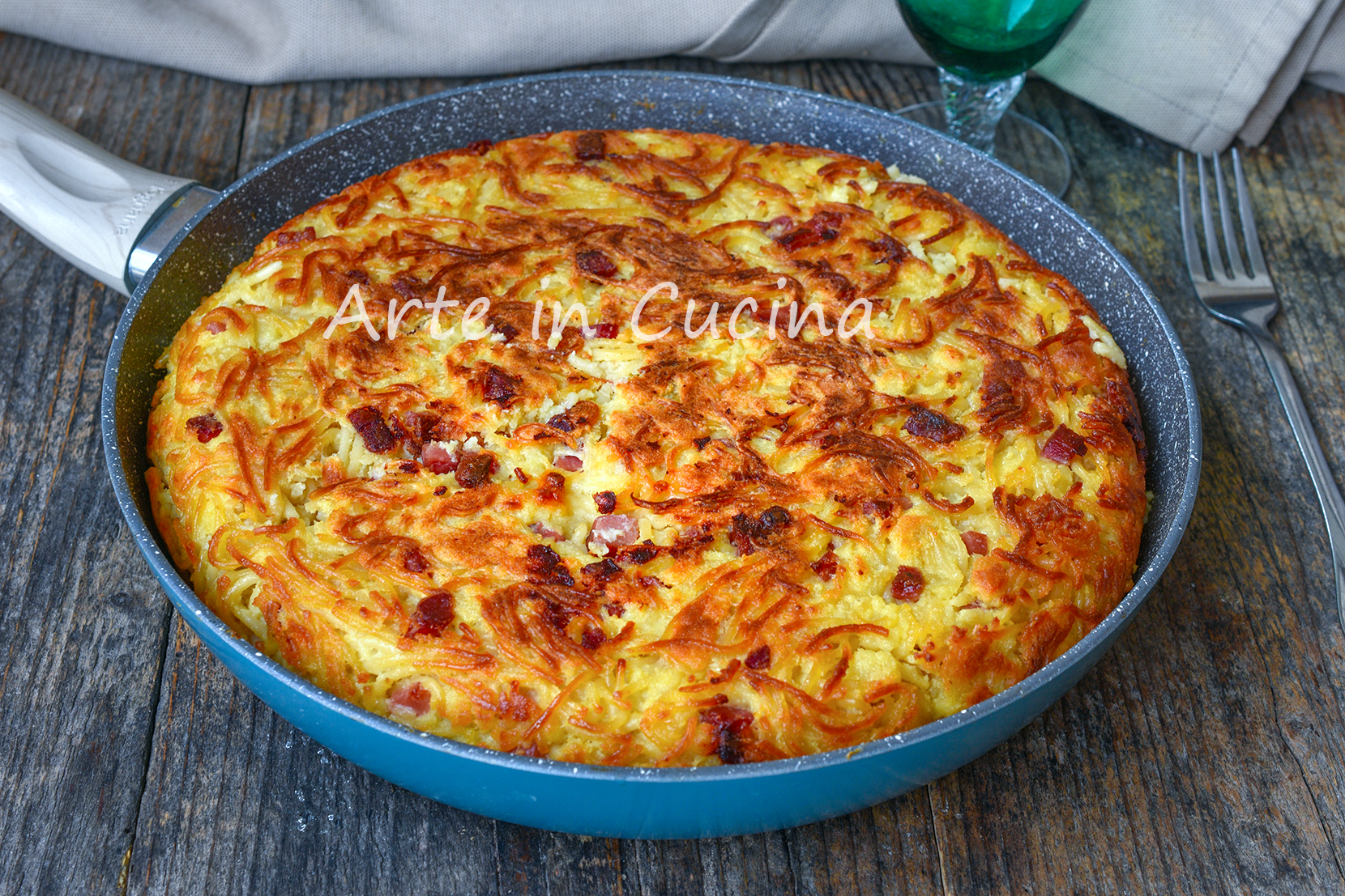 Spaghetti-Frittata in der Pfanne mit Schinken