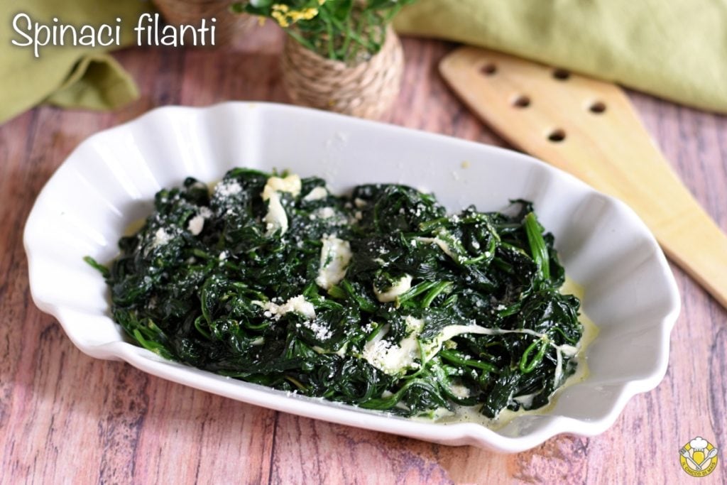 Spinat mit Mozzarella und Parmesan in der Pfanne Rezept köstlicher Spinat, den Kinder gerne essen der Maiskorn