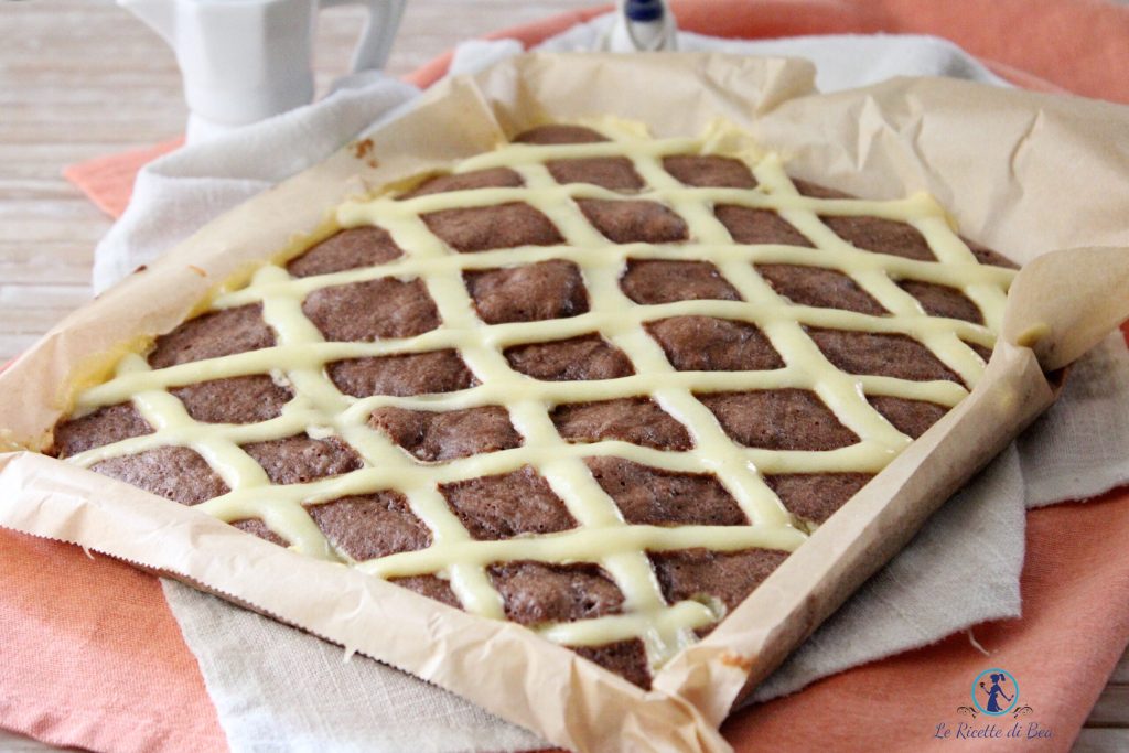 Steppdecke Kuchen mit Creme und Kakao